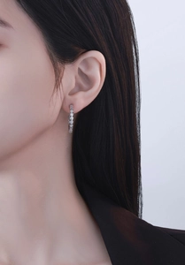 Nahaufnahme von S925 Sterling Silber Creolen mit schimmernden Zirkonia-Steinen