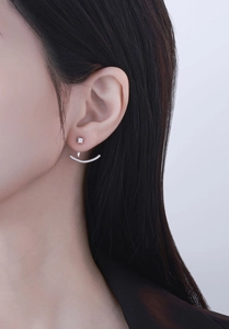 Détail d'une boucle d'oreille sourire élégante en argent S925 avec zircons brillants