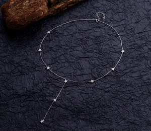 Détail du collier en argent S925 en forme de Y avec des pendentifs étoiles scintillants