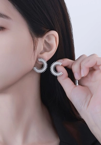 Dettaglio orecchini a girasole in argento S925 con diamanti pavé a taglio marquise