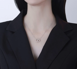 Détail du collier à deux anneaux entrelacés sertis de diamants pavés sur mannequin