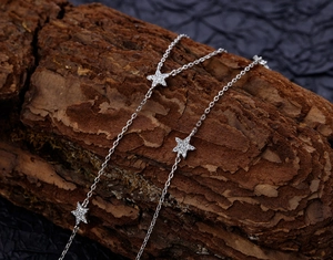 Détail du pendentif étoile en argent S925 serti de micro-oxydes de zirconium