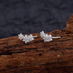 Elegant S925 sterling silver snowflake stud earrings with sparkling cubic zirconia stones