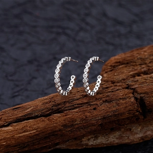 S925 Sterling Silber C-Form Creolen mit funkelnden Zirkonia auf Holzständer