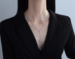 Détail du collier pampille en argent S925 avec des pendentifs étoiles scintillants