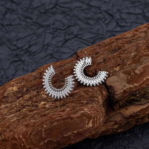 Orecchini a girasole in argento S925 con zirconi scintillanti, vista frontale e posteriore