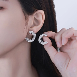 Orecchini a C in argento S925 a forma di girasole con micro pavé di zirconi cubici