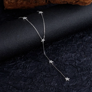 Collier en Y argent S925 avec pendentifs étoiles scintillants en zircone sur fond noir élégant