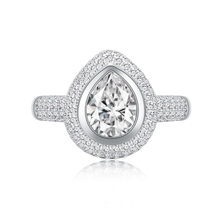 Bague poire en argent sterling S925 avec serti halo et pavé sur fond blanc pur