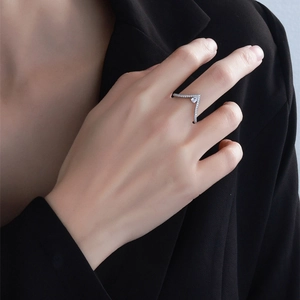Sparkling S925 silver V-shaped ring with pear-cut teardrop diamond on a model's hand