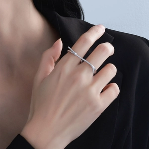 S925 sterling silver double-finger shooting star ring with sparkling crystals for women