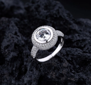 Macro di un anello in argento S925 con alone di diamanti su pietra vulcanica nera
