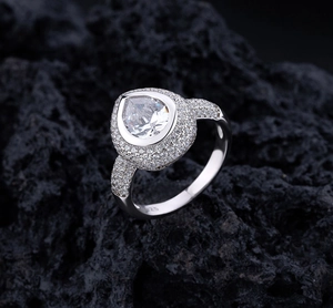 Détail macro du poinçon S925 sur la bague iced out en forme de goutte d'eau