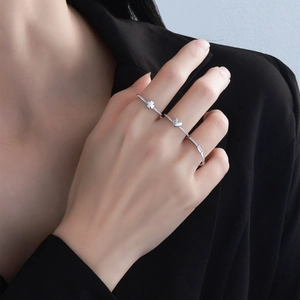 Three-piece S925 sterling silver ring set with clover heart and zircon on female hand