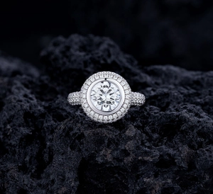 Macro di anello in argento S925 con diamanti halo su sfondo di roccia vulcanica nera