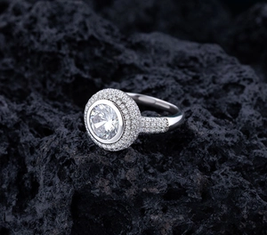 Dettaglio anello in argento S925 con grande solitario rotondo su pietra lavica nera