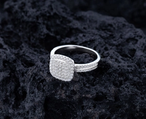 Anello in argento S925 con halo quadrato di diamanti su sfondo di roccia vulcanica