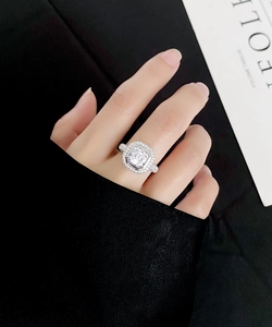 Vue détaillée d'une bague halo octogonale avec pavé de diamants et fini argenté