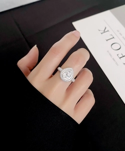 Gros plan d'une bague en argent S925 avec zircone en forme de poire sur main de mannequin