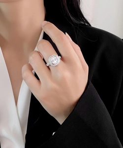 Gros plan d'une bague en argent S925 avec halo d'octogone et pierres de zircone cubique