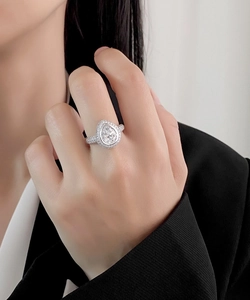 Gros plan d'une bague halo en forme de poire avec double sertissage pavé sur un mannequin