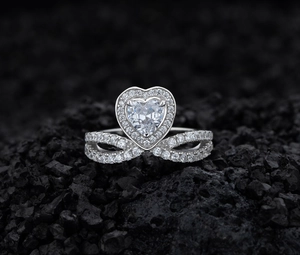 Détail de la bague diamant en cœur avec anneau infini sur fond de pierre noire