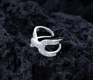 Macro di anello in argento S925 con doppie fasce intrecciate impreziosite da diamanti