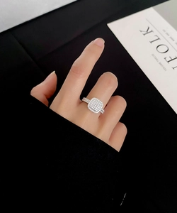 Dettaglio dell'anello in argento S925 con pavé di zirconi e design a cuscino quadrato