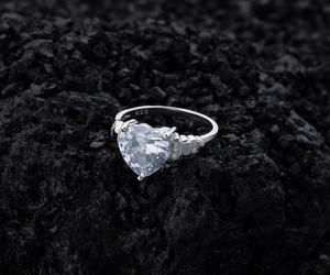Vue détaillée de la bague en argent S925 avec diamant en cœur sur pierre volcanique