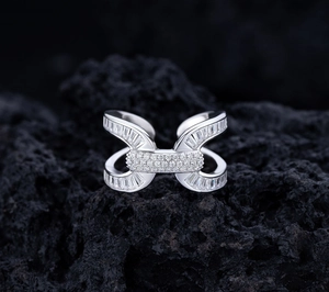 Macro di anello in argento S925 con pavé di diamanti su roccia vulcanica strutturata