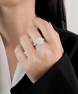 Dettaglio macro di un anello in argento taglio cushion con incastonatura pavé brillante