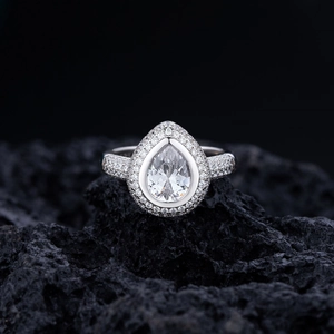Bague goutte en argent 925 avec double halo de diamants sur pierre de lave noire