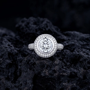 Lussuoso anello in argento S925 con doppio halo di diamanti su roccia vulcanica scura