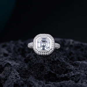 Bague luxueuse en argent S925 avec halo carré et diamant radiant sur roche volcanique