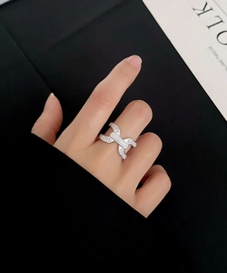 Dettaglio dell'anello in argento S925 a forma di H con pavé di diamanti su rivista
