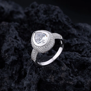 Bague halo élégante en argent sterling S925 avec une grande pierre en poire sur roche volcanique