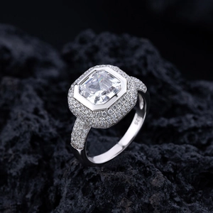 Bague carrée en argent S925 avec diamants micro-pavés sur pierre de lave noire