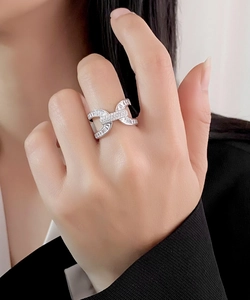 Dettaglio anello a catena in argento sterling S925 con pavé di zirconi cubici