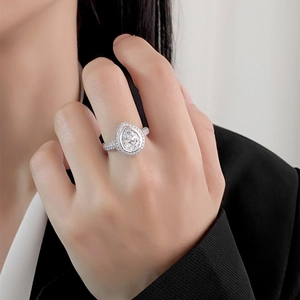 Bague en argent S925 avec pierre goutte d'eau et pavage de diamants sur modèle