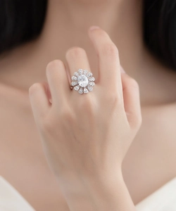 Dettaglio dell'anello a fiore in argento s925 con grande zircone ovale indossato da modella