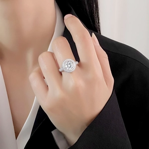 Lussuoso anello in argento 925 con diamante rotondo e doppio halo su mano donna