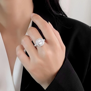 Bague halo luxe en argent S925 avec oxyde de zirconium taille émeraude et pavage brillant