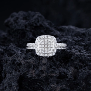 Anello in argento pavé con halo quadrato su roccia vulcanica nera per un look di lusso