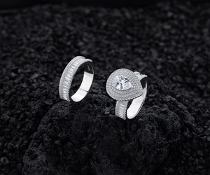 Macro-opname van S925 zilveren druppelringen set met sprankelende pavé gezette diamanten