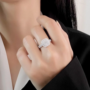 Elegante anello in argento sterling S925 con halo quadrato e micro-pavé di pietre lucenti