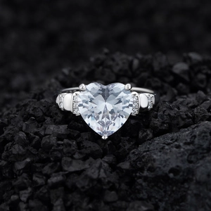 Bague élégante en argent S925 avec diamant en cœur sur des roches volcaniques noires