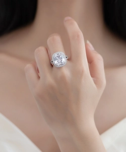 Gros plan d'une bague halo en diamant taille coussin avec anneau fendu