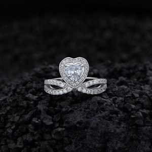 Bague coeur en argent avec anneau infini pavé sur fond de pierre noire minérale
