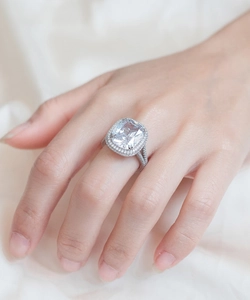 Bague en argent S925 avec taille coussin, double halo et anneau fendu en gros plan