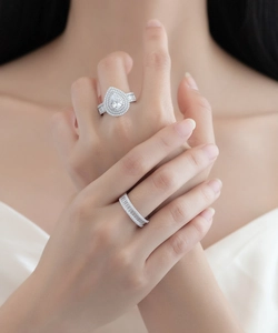 Detailopname van een elegante S925 zilveren peervormige ringenset met dubbele halo